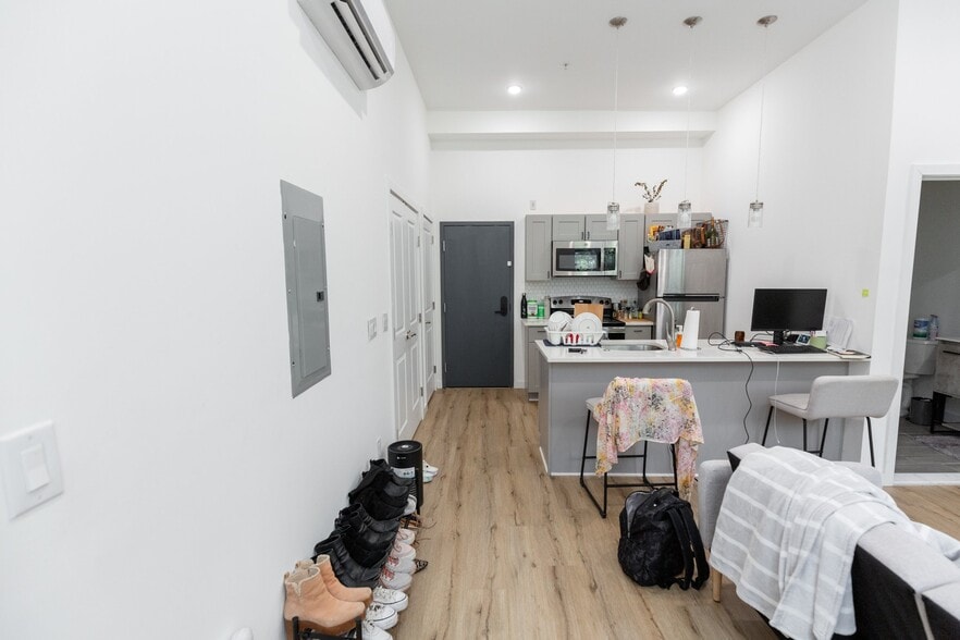 Building Photo - 3945 Lancaster Ave