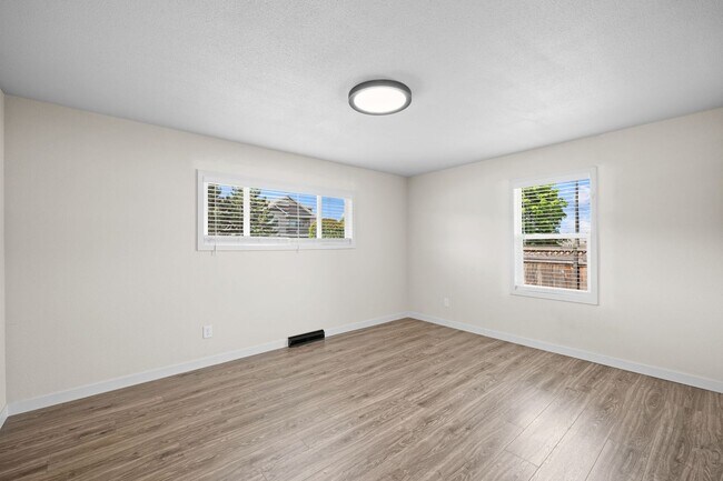 Building Photo - Gorgeous North Side Home With Shop!