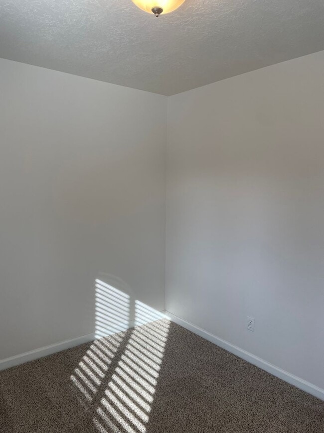 Building Photo - 2 bed 1 bath + Bonus Room Duplex in Northeast Salem!