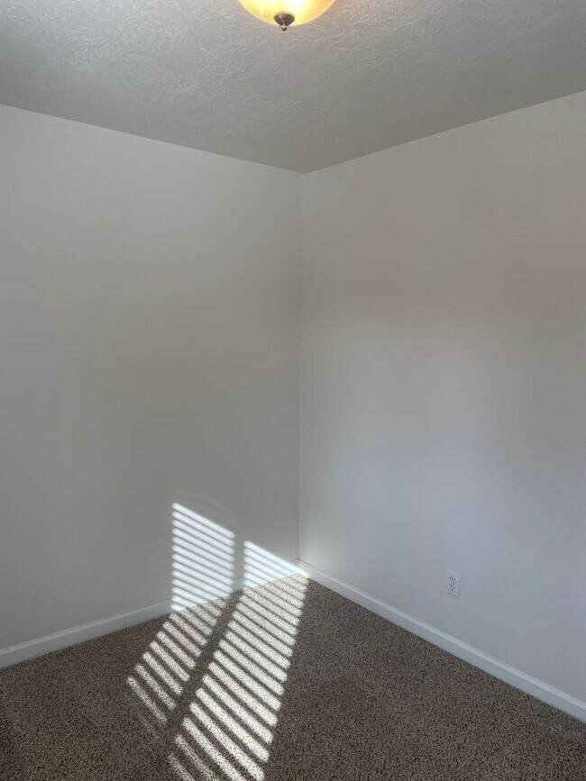 Building Photo - 2 bed 2 bath + Bonus Room Duplex in Northeast Salem!