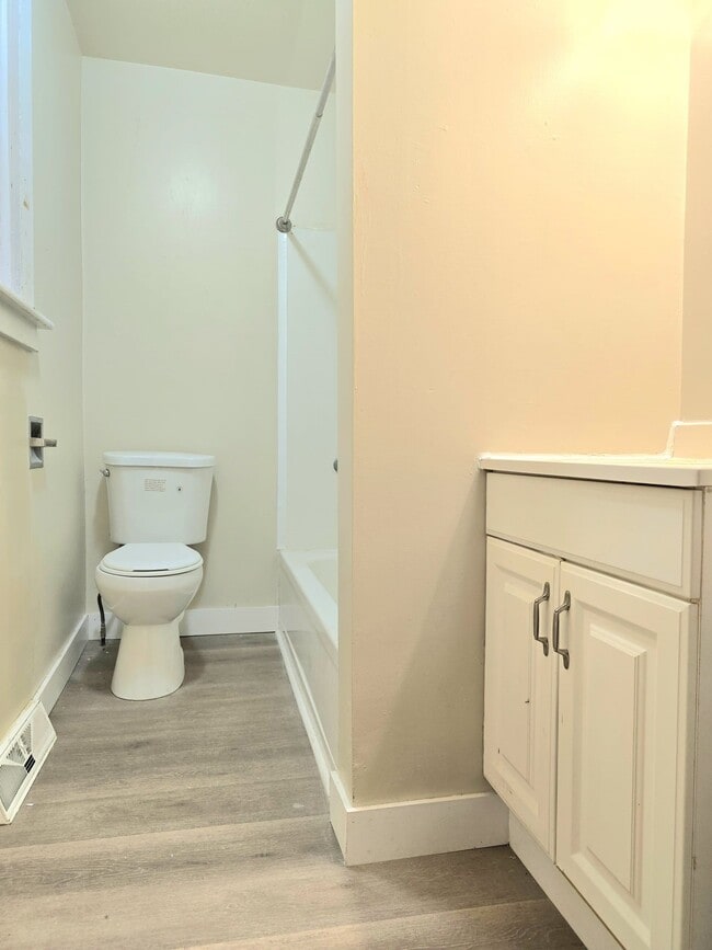 Building Photo - 804 Broad St