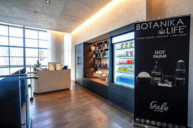 Building Photo - 601 NE 1st Ave