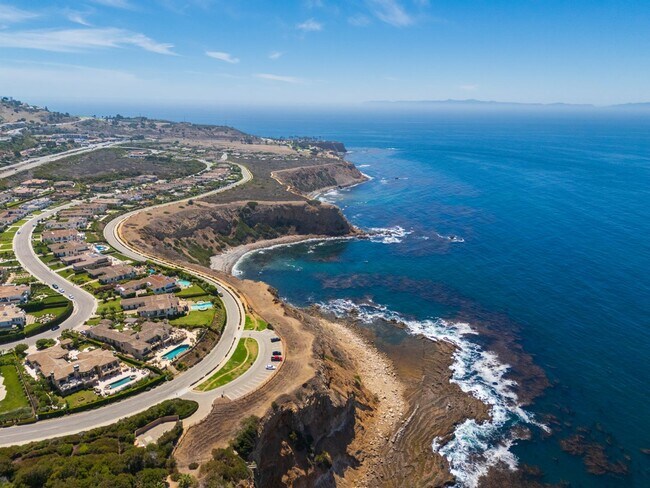 Building Photo - Gorgeous 5 Bedroom Home with sweeping view...