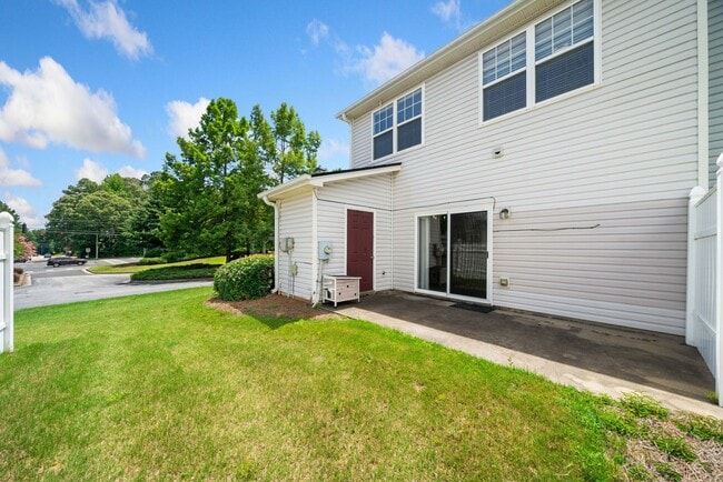 Building Photo - 3-bedroom, 2.5-bath end-unit townhome in the Garrison Square