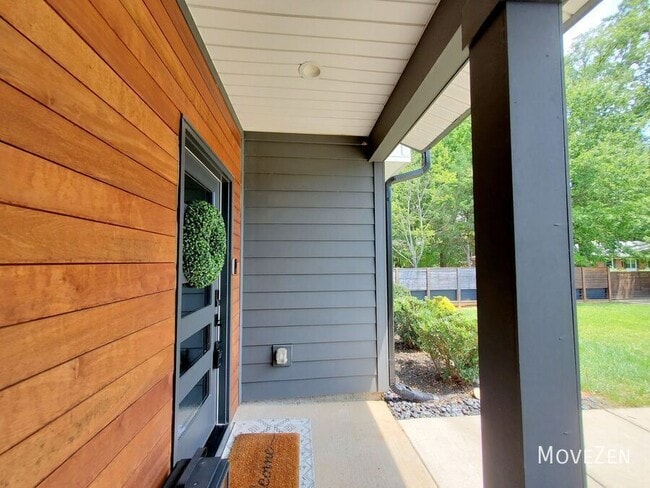 Building Photo - 5018 Double Lakes Dr