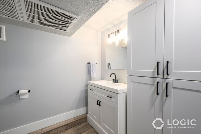 Building Photo - 42 W 500 N