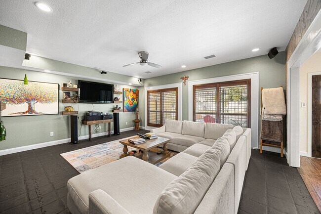 Building Photo - 202 E 7th St