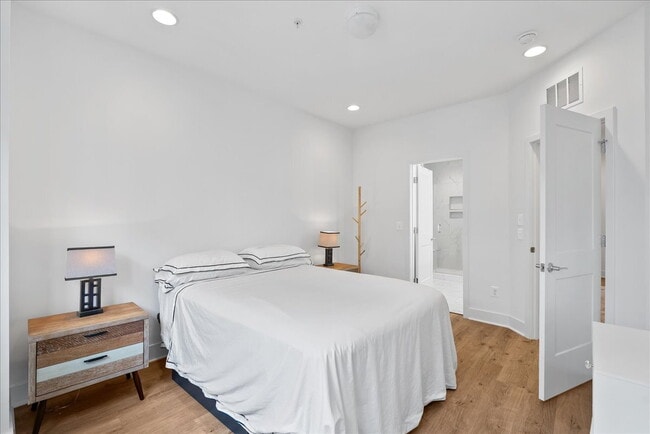 Building Photo - Modern 2024 Townhome with Rooftop Terrace.