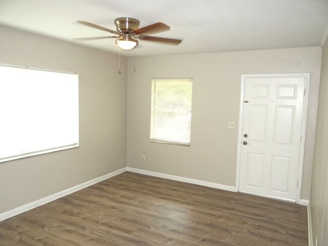 Building Photo - 3 Bedroom, 1 bath home - Just renovated