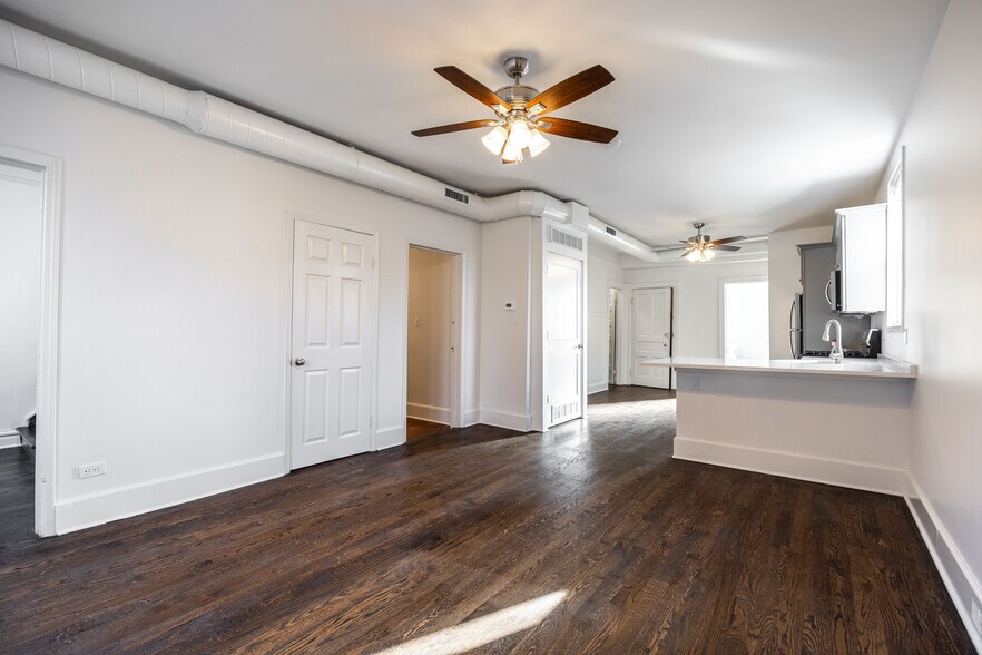 Building Photo - 3135 N Oakley Ave