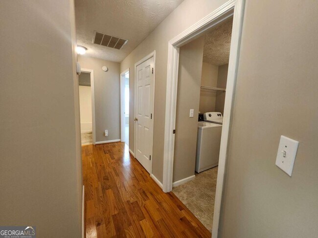 Building Photo - 1052 Ludwick Way