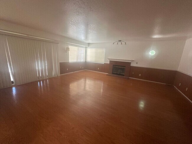 Building Photo - 5 BEDROOM, 2 STORY,SPACIOUS VICTORVILLE HOME! NEAR MALL!