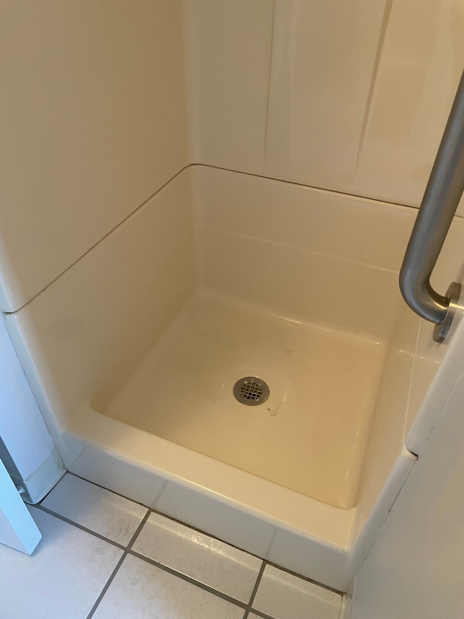 Building Photo - 526 1/2 E 7th St