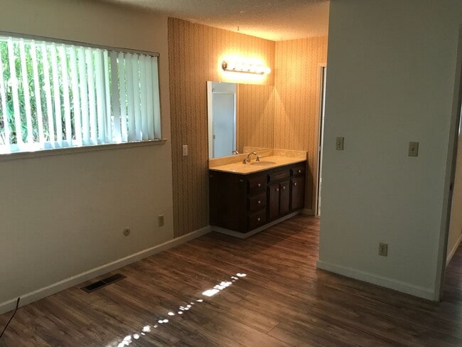 Building Photo - Charming Greenhaven Home
