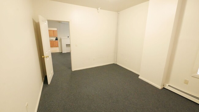Building Photo - Updated large 2BR 1BA home with driveway p...