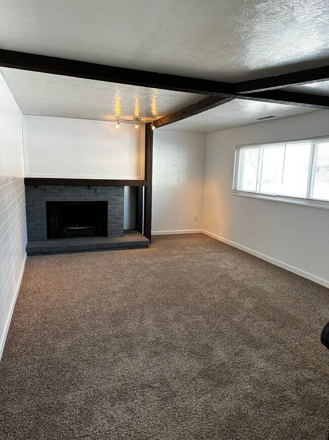 Building Photo - READY NOW!! Fantastic 4-bedroom,2 bath 1 car garage!