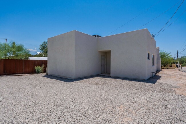 Building Photo - 332-334 N Warren Ave