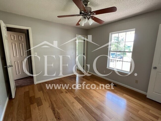 Building Photo - 349 E Myles Ln