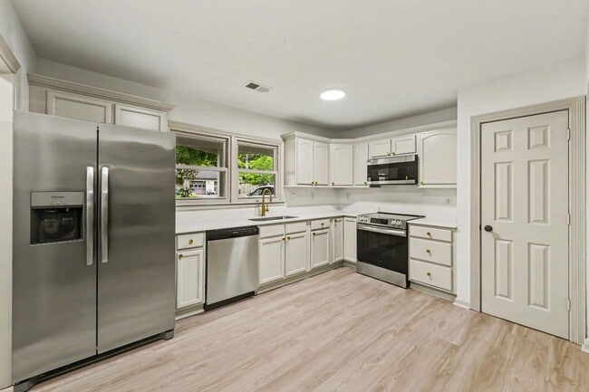 Building Photo - 100 English Rd