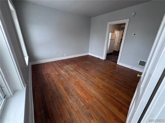 Building Photo - 856 Niagara St