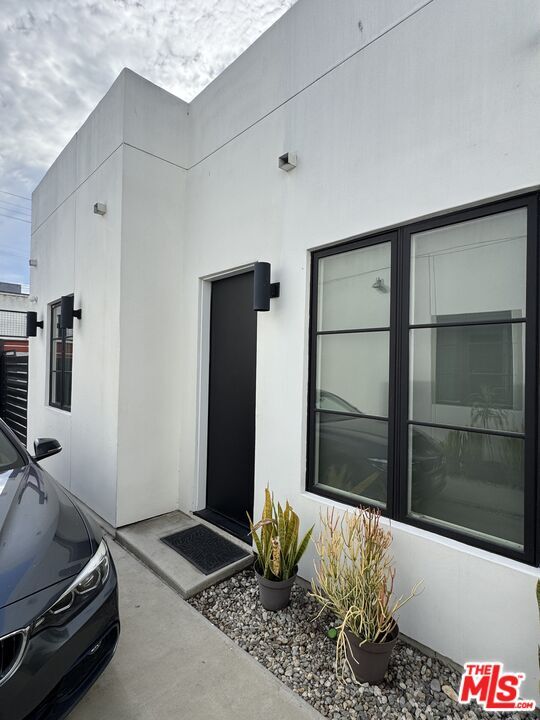 Building Photo - 1009 Palms Blvd