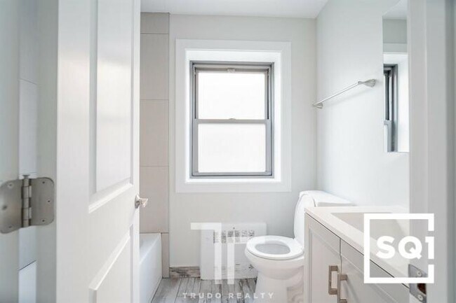 Building Photo - 2 bedroom in Chicago IL 60626