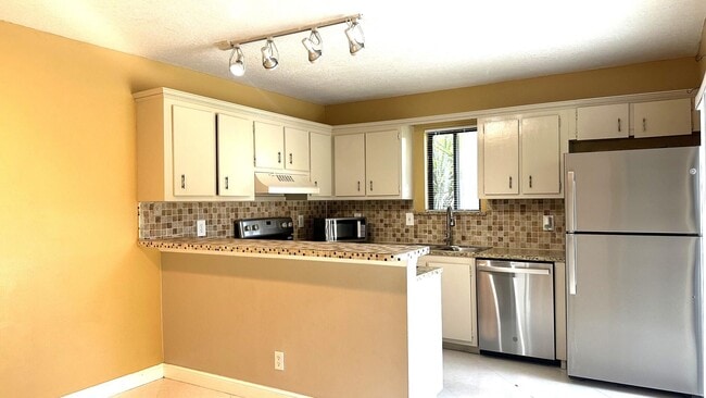 Building Photo - 303 Waterview Dr