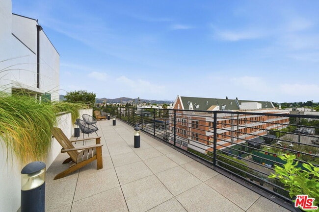 Building Photo - 667 N Wilton Pl