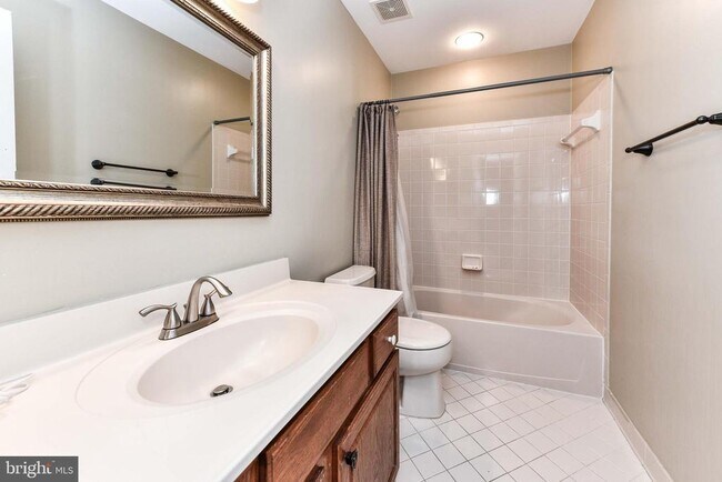 Building Photo - 641 Meade Dr SW