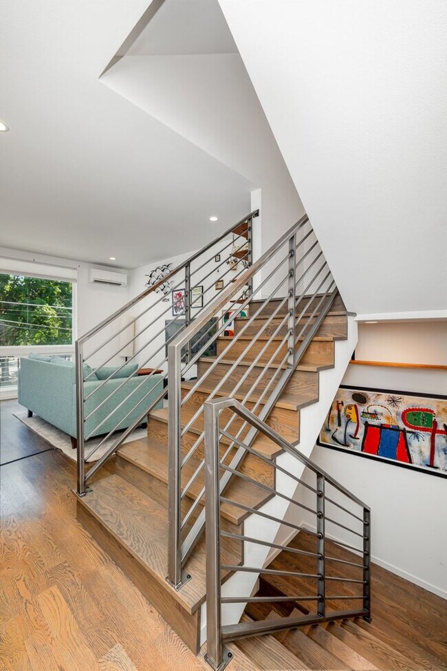 Building Photo - Modern Ballard Townhome | 2 Bed + 2.5 | 1,...