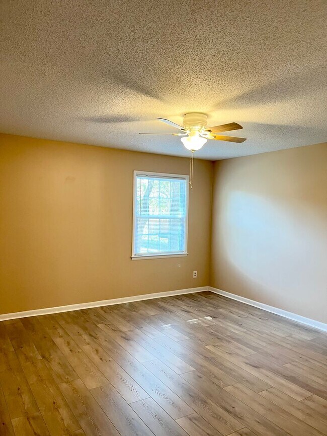 Building Photo - Largest Unit in Oglethorpe Place, 3bd/2.5ba 1700+ sqft, fireplace, and community pool and tennis!