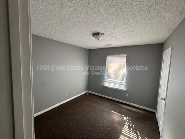 Building Photo - 424 N 8th St