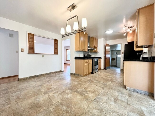 Building Photo - Updated 3-Bed / 2-Bath Single-Family Home!