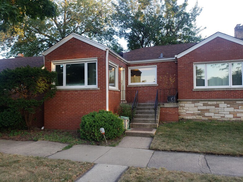 Building Photo - 9101 S Paxton Ave