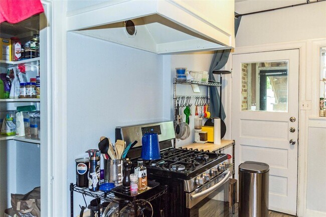 Building Photo - 1918 Robbins Pl