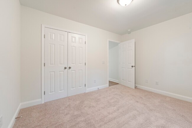 Building Photo - 517 W Cemetery St