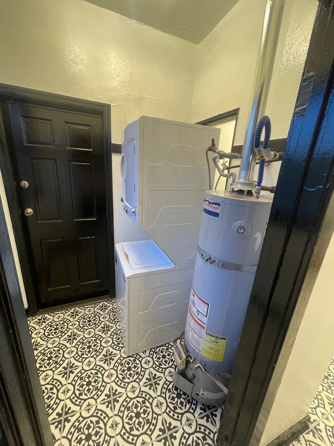 Building Photo - 130 N Croft Ave