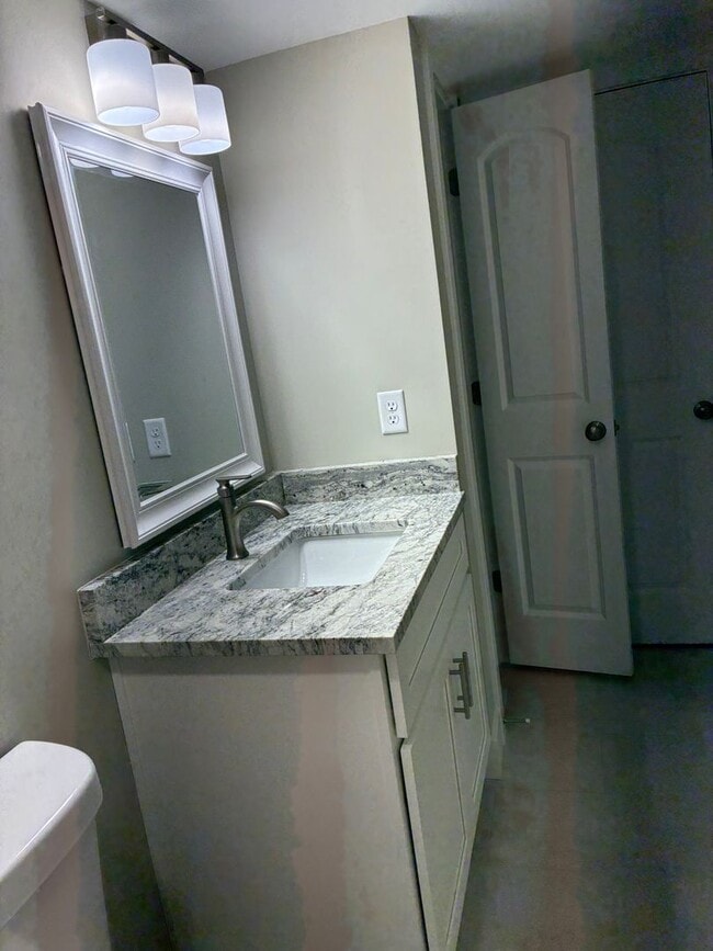 Building Photo - 102 Twin Lakes Dr