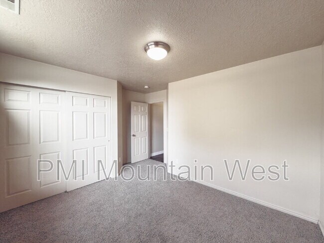 Building Photo - 955 Alton Dr