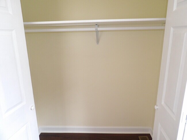 Building Photo - 102 Cedar Dr