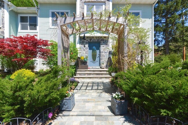 Building Photo - 3 Forest St