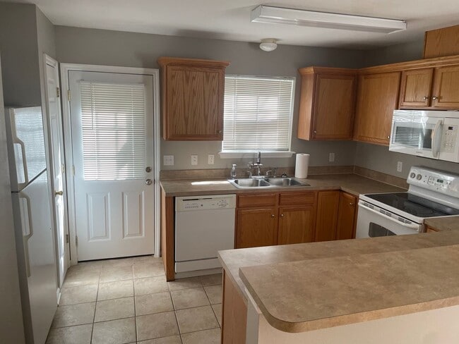 Building Photo - BEAUTIFUL 3/3 TOWNHOME FOR $1625