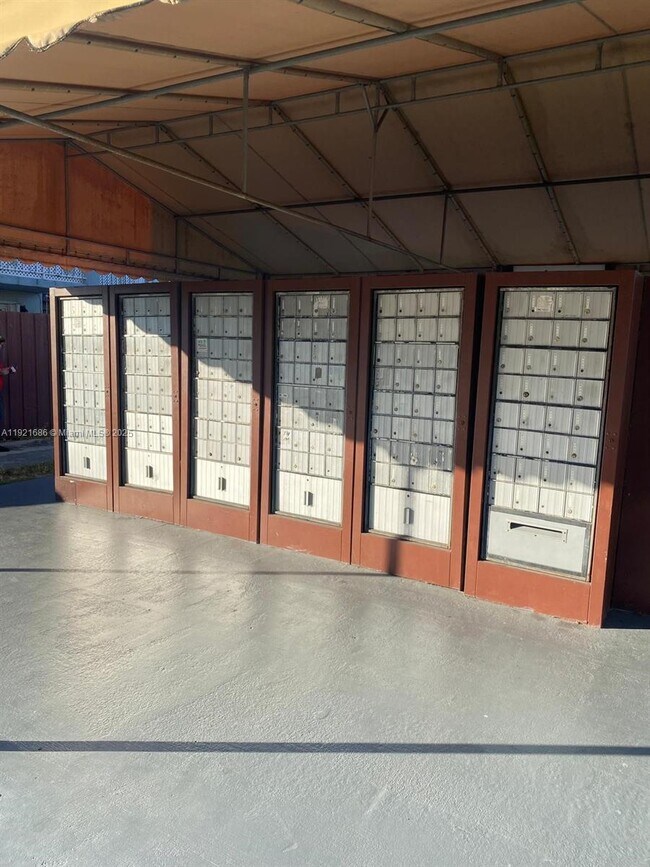 Building Photo - 1725 W 60th St