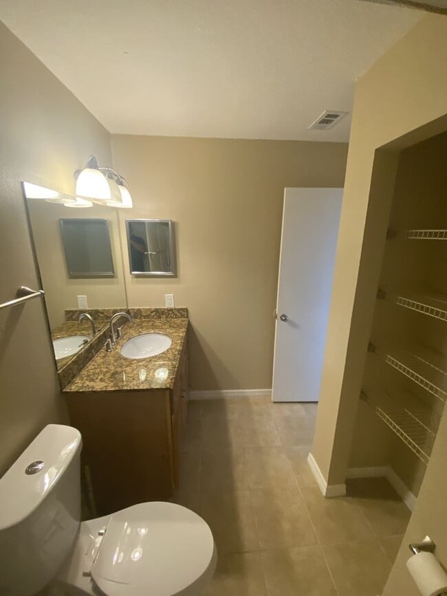 Building Photo - 2 Bed 2 Bath Condo with fireplace!!!