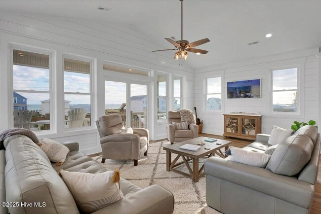 Building Photo - 3547 Island Dr