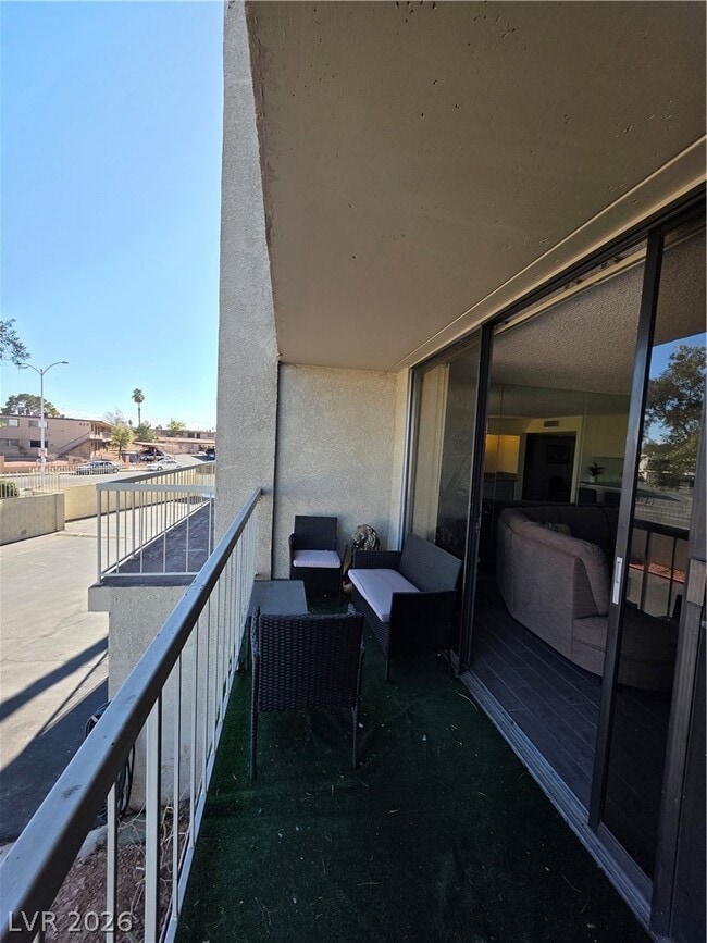 Building Photo - 750 S Royal Crest Cir