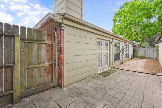Building Photo - 10834 Lynbrook Dr