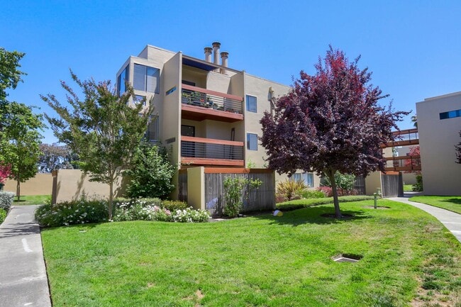 Building Photo - (3) Three Bed, (2) Two bath updated condo ...