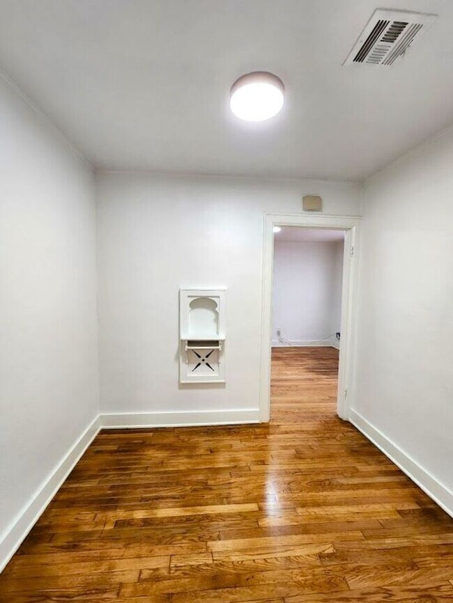 Building Photo - Remodeled 1 BED 1 BATH DUPLEX MIILER'S BLVD HISTORIC DISTRICT