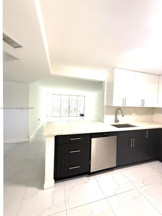 Building Photo - 1401 NE 191st St